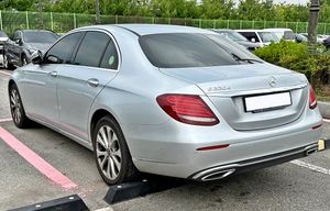 W213 전기형(2016-2020) 후측면