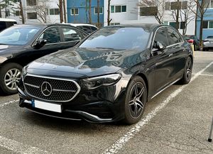 W214 전기형 전면