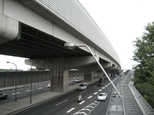 전형적인 일본의 고속도로 (도쿄 외환 자동차도) 와 도시 도로 (국도 298호선)