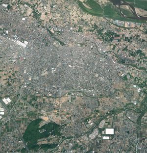 본조시 중심부 주변의 항공사진. 2010년 5월 1일 촬영한 24장을 합성하여 작성. 국토교통성 국토지리원 [https://mapps.gsi.go.jp/ 지도·항공사진 열람 서비스]의 항공사진을 바탕으로 작성。