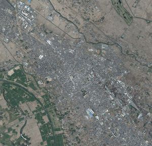 고노스시 중심부 주변의 항공사진. 2021년 4월 15일 촬영한 10장을 합성하여 작성. 국토교통성 국토지리원 [https://mapps.gsi.go.jp/ 지도·항공사진 열람 서비스]의 항공사진을 바탕으로 작성