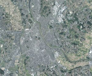 하스다 시 중심부 주변의 항공 사진. 2019년 9월 10일 촬영한 24장을 합성하여 제작. 국토교통성 국토지리원 [https://mapps.gsi.go.jp/ 지도·항공사진 열람 서비스]의 항공사진을 기반으로 제작