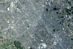 오케가와시 중심부 주변 항공사진. 2019년 6월 26일 촬영한 6장을 합성하여 제작. 국토교통성 국토지리원 [https://mapps.gsi.go.jp/ 지도·항공사진 열람 서비스]의 항공사진을 바탕으로 제작.