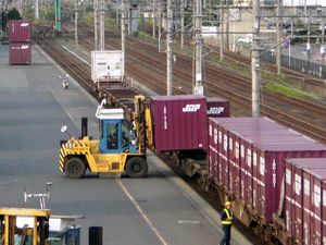 하행 착발 화물선에서의 화물 작업(2008년 6월)