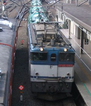 위성 통신을 이용한 화물열차 위치 감지 시스템을 운용하던 당시의 전기 기관차(2005년). 운전실 지붕 위(화면 오른쪽)에 GPS 안테나와 위성 통신 안테나를 설치.