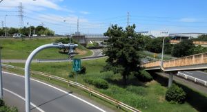 16호선(오른쪽 아래 비스듬한 도로)과 도우칸토 자동차도