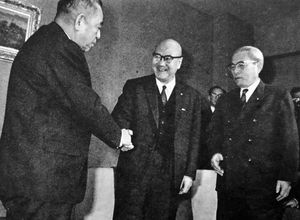 1967년 도쿄도지사 선거에서 민사당과 자민당은 마쓰시타 마사토시를 공동으로 추천했다. 왼쪽부터 사토 에이사쿠, 마쓰시타, 니시오(1967년 2월 24일).