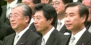 호소카와 내각 발족 당시 호소카와 모리히로(가운데), 하타 쓰토무(오른쪽)와 함께(1993년 8월 9일)