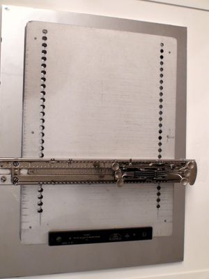 금속판에 키가 있는 슬라이딩 캐리지