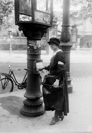 1915년경 제1차 세계 대전 중 파리에서 우편물을 수거하는 여성 보조 우편 배달부 잔느 데코르느(Jeanne Decorne)