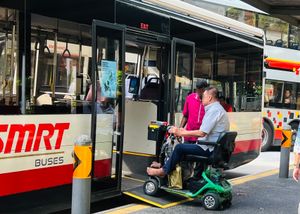 저상버스는 휠체어 사용자나 개인 이동 장치를 이용하는 사람들의 접근성을 높여주며, 휠체어 경사로를 통해 이러한 접근성을 제공하는 경우가 많다.