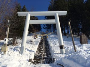 아바시리 시 요비토 신사(일본어: よびと神社, Yobito-jinja)의 신사 입구인 鳥居