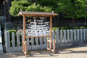 오미쿠지를 묶어 놓은 신사의 틀