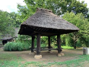 아마미오시마섬 특유의 형태를 가진 고쿠라(高床倉庫). 이 건물은 에도 시대에 지어진 것이지만, 우켄촌에서 전시용으로 이축되어 고가네이시의 에도도쿄타테모노엔에 현재 남아 있다.