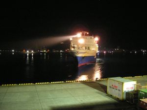 새벽 명세항에 입항하는 「류큐 익스프레스」(마루에 페리)