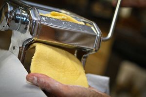 파스타기로 스폴리아를 뽑는 모습