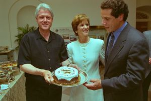 빌 클린턴과 케리 케네디, 앤드류 쿠오모가 2000년 6월 백악관에서 함께 찍은 사진