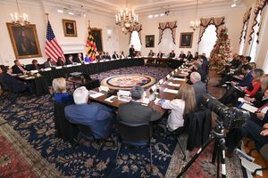 호건, 내각과 회의 중, 2019