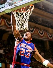 디트로이트 피스톤스(Detroit Pistons)에서 활약했던 마크 아귀레는 1981년부터 1989년까지 매버릭스에서 활약했습니다.