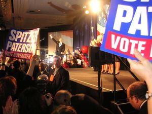 선거 당일 승리를 자축하는 스피처