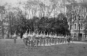 1886년 4월, 허버트 C. 스콰이어스 중위와 포드햄 사관 후보생단