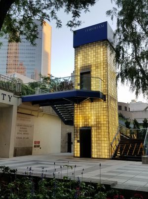 링컨센터의 조명이 켜진 유리 벽돌 타워