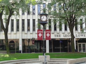 링컨센터의 로버트 모세스 광장