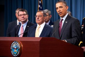 왼쪽부터 카터, 레온 파네타 국방장관, 그리고 버락 오바마 대통령, 2012년