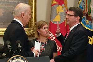 조 바이든 부통령이 백악관에서 열린 비공개 행사에서 카터의 부인 스테파니가 지켜보는 가운데 애시 카터에게 제25대 국방장관 취임 선서를 시키고 있다.