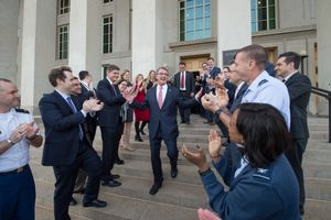임기 마지막 날 국방부를 떠나는 카터