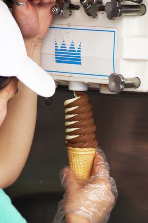 초콜릿과 바닐라 소프트 아이스크림이 혼합되어 나오는 모습. 속어로는 '스월(swirl)'이나 '트위스트(twist)'라고 부른다.