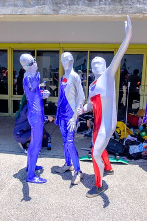 펩시맨으로 분장한 코스프레 참가자들