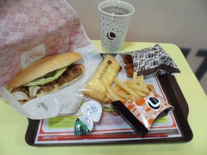 일본 롯데리아에서의 점심 식사. 샌드위치 세트와 치킨 스틱, 크레페