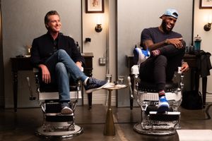 2019년, 더 샵(The Shop)에서 개빈 뉴섬 캘리포니아 주지사와 함께, 뉴섬이 공정한 보수를 위한 플레이 법안(Fair Pay to Play Act)에 서명하는 모습