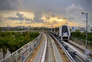 MIA 무버(MIA Mover)는 주 터미널과 마이애미 인터모달 센터(MIC) 사이를 이동하는 육상측(landside) 승객을 위한 교통수단입니다.