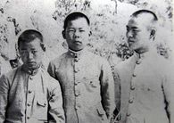 보통학교 재학 시절의 김수환(가운데)