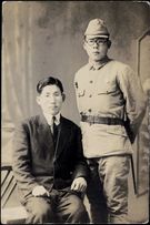 학도병 시절 전석재 신부와 김수환(오른쪽)