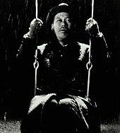 시무라 다카시가 영화의 상징적인 장면에서 와타나베 간지 역을 맡은 모습