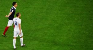 2015년 프랑스와의 경기에서 잉글랜드 대표팀(흰색 유니폼)으로 활약하는 케인