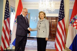 2011년 미국 국무장관 힐러리 클린턴과 요시포비치