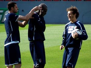 UEFA 유로 2012 훈련 중인 티아고 모타(왼쪽), 마리오 발로텔리(가운데), 알레산드로 디아만티(오른쪽)