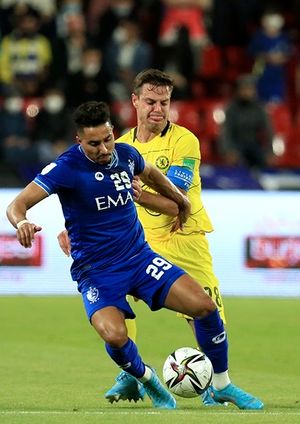 알다우사리(왼쪽)와 첼시의 세사르 아스필리쿠에타가 2021 FIFA 클럽 월드컵에서 충돌하고 있다.