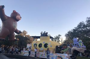 델타 델타 델타와 카파 알파 오더가 2018년 베일러 대학교 홈커밍 퍼레이드에 참가하다.