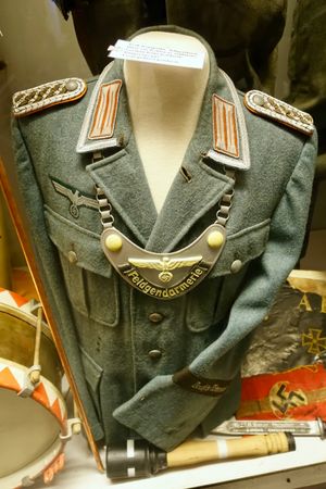 제2차 세계 대전 당시 독일 야전헌병(Feldgendarmerie)의 제복. 목가리개(gorget)를 착용하고 있다.
