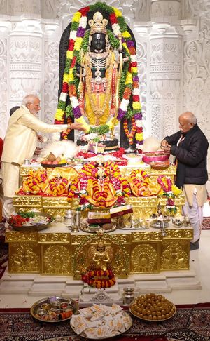 나렌드라 모디 총리가 아요디아의 람 만디르(Ram Mandir)에서 람 랄라(Ram lalla)에게 다이아몬드와 연꽃을 공양하는 모습