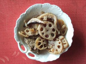 삶은 연근 조각 (다양한 아시아 요리에 사용)