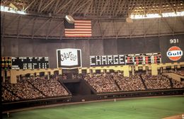 애스트로돔의 전광판 "애스트로라이트"(1969년). 세계 최초의 애니메이션 전광판이었다.