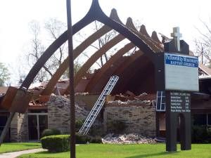 리타 허리케인으로 지붕이 뜯겨나간 비몽의 교회