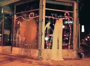 몽트리올의 낙서로 훼손된 커피숍