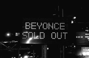 이 경기장은 대규모 음악 공연을 자주 개최합니다.